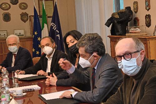 Il vicegovernatore Riccarda Riccardi al momento della firma assieme alle altre autorità.