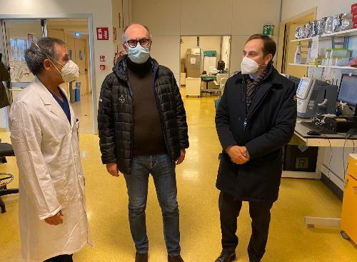 Il vicegovernatore del Friuli Venezia Giulia con delega alla Salute Riccardo Riccardi durante la sua visita al Dipartimento di medicina di laboratorio dell'Azienda sanitaria universitaria Friuli Centrale assieme al direttore della struttura professor Francesco Curcio e al direttore generale dell'Asufc Denis Caporale.
