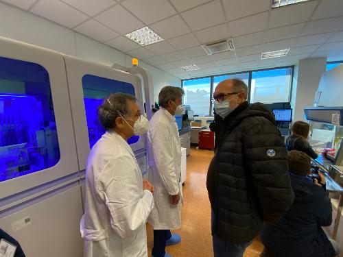 Il vicegovernatore del Friuli Venezia Giulia con delega alla Salute Riccardo Riccardi durante la sua visita al Dipartimento di medicina di laboratorio dell'Azienda sanitaria universitaria Friuli Centrale assieme al direttore della struttura professor Francesco Curcio e al direttore generale dell'Asufc Denis Caporale.
