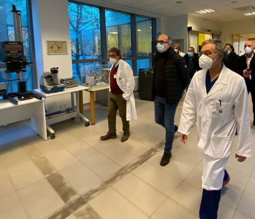 Il vicegovernatore del Friuli Venezia Giulia con delega alla Salute Riccardo Riccardi durante la sua visita al Dipartimento di medicina di laboratorio dell'Azienda sanitaria universitaria Friuli Centrale assieme al direttore della struttura professor Francesco Curcio e al direttore generale dell'Asufc Denis Caporale.
