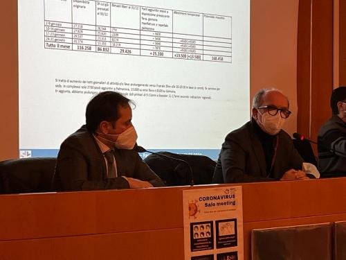 Il vicegovernatore del Friuli Venezia Giulia con delega alla Salute Riccardo Riccardi durante la conferenza stampa sulle attività legate all'emergenza pandemica svolte nel 2021 nel territorio di competenza dell'Azienda sanitaria universitaria Friuli Centrale (Asufc) con il direttore generale dell'Asufc, Denis Caporale.