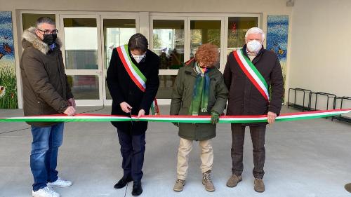 Gli assessori Roberti e Gibelli al taglio del nastro della Scuola primaria di Fanna.