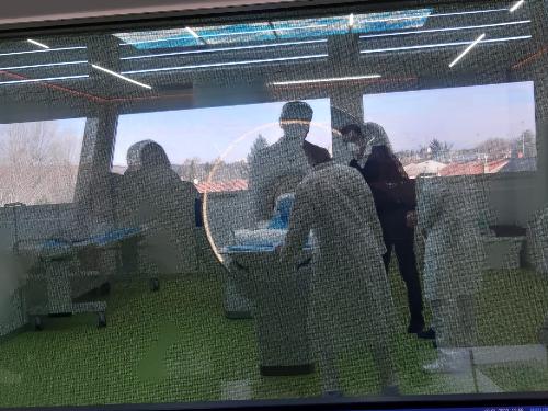 La nuova risonanza magnetica dell'ospedale San Polo di Monfalcone vista dalla vetrata della sala controllo