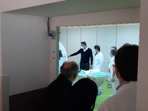 Il vicegovernatore con delega alla Salute Riccardo Riccardi visiona la nuova risonanza magnetica dell'ospedale San Polo di Monfalcone