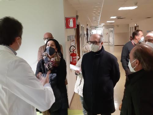 Illustrazione della nuova risonanza magnetica dell'ospedale di Monfalcone al vicegovernatore con delega alla Salute Riccardo Riccardi (al centro). A sinistra il sindaco Anna Cisint, a destra il direttore generale di Asugi Antonio Poggiana