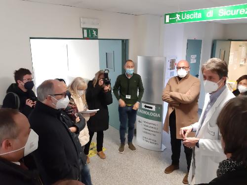 Il vicegovernatore con delega alla Salute Riccardo Riccardi all'illustrazione della nuova risonanza magnetica dell'ospedale San Polo di Monfalcone