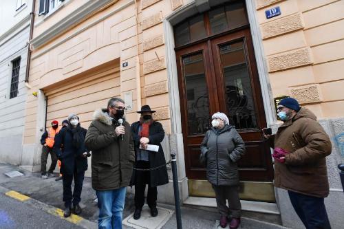 L'intervento dell'assessore Roberti all'installazione della pietra d’inciampo in memoria di David Dario Osmo in via della Madonna del Mare 19 a Trieste.