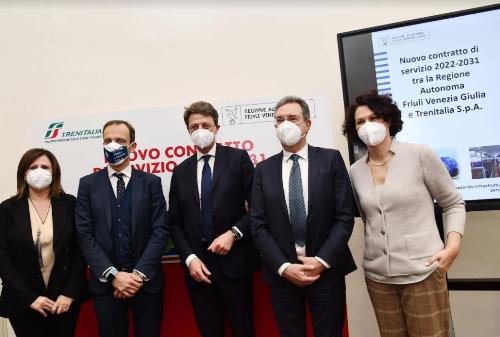 Foto di gruppo durante la presentazione a Trieste del nuovo Contratto di Servizio 2022-2031 firmato da Regione e Trenitalia. Da sinistra il direttore della Divisione passeggeri regionale Sabrina De Filippis, il governatore Massimiliano Fedriga, l’amministratore delegato e direttore generale di Trenitalia Luigi Corradi, l'assessore Graziano Pizzimenti e il direttore regionale Trenitalia Elisa Nannetti.