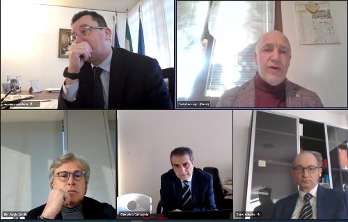 L'assessore regionale alle Attività produttive e al Turismo Sergio Emidio Bini - primo riquadro in basso a sinistra - in videoconferenza con i rappresentanti delle agenzie di viaggio.
