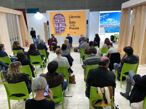 Il pubblico presente ad uno degli eventi dedicati alla  poesia, ospitati nello stand del Friuli Venezia Giulia al Salone del libro di Torino svoltosi lo scorso mese di ottobre