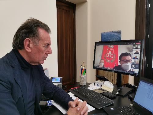 L'assessore alla Difesa dell'Ambiente, energia e sviluppo sostenibile, Fabio Scoccimarro durante la videoconferenza con il Comune di Duino