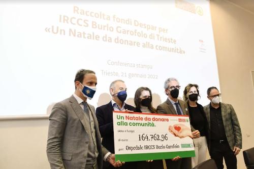 Foto di gruppo con l'assegno Despar donato al Burlo Garofolo di Trieste