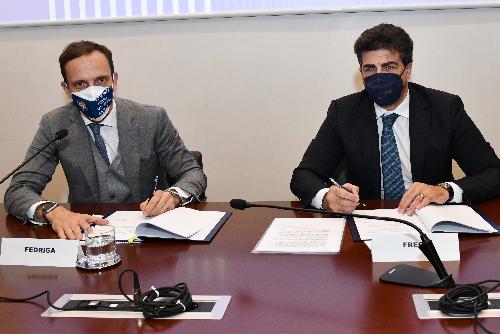 Il governatore Massimiliano Fedriga e l'amministratore delegato di Novartis Italia Pasquale Frega alla firma del protocollo d'intesa 