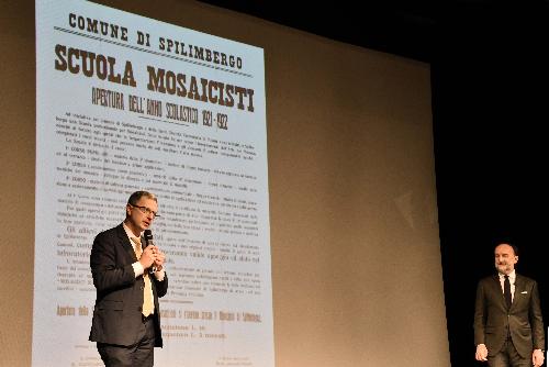 L'intervento sul palco del cinema Miotto dell'assessore regionale Stefano Zannier durante la cerimonia per i 100 anni della Scuola moaicisti del FriulI di Spilimbergo