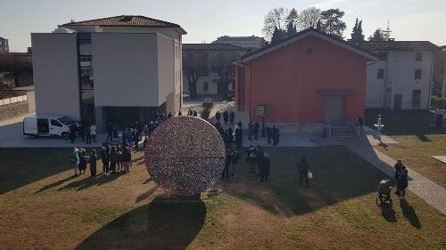 L'inaugurazione dell'opera ideata da Giuli Candussio e realizzata dagli allievi della scuola