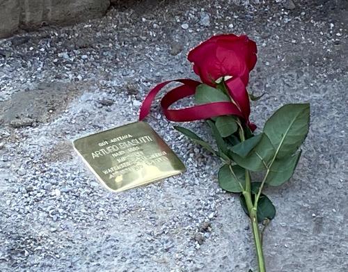 La pietra d'incimapo dedicata a Arturo Biasutti posata in via Nazario Sauro a Pordenone.