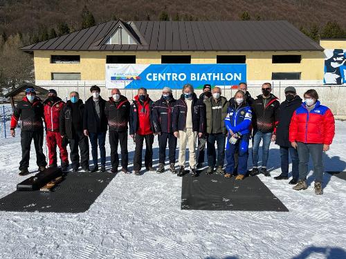 Foto di gruppo al centro biathlon inaugurato oggi