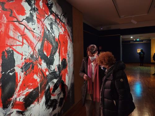 L'assessore regionale alla Cultura Tiziana Gibelli durante la visita alla mostra ‘La forma dell’infinito’ in Casa Cavazzini
