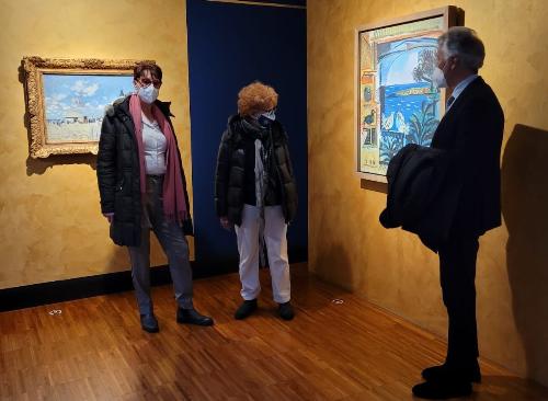 L'assessore regionale alla Cultura Tiziana Gibelli durante la visita alla mostra ‘La forma dell’infinito’ in Casa Cavazzini