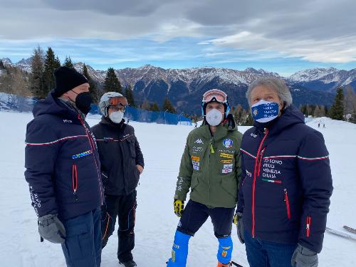 L'assessore alle Attività produttive e turismo Sergio Emidio Bini assieme al gigantista Riccardo Tonetti sullo Zoncolan.