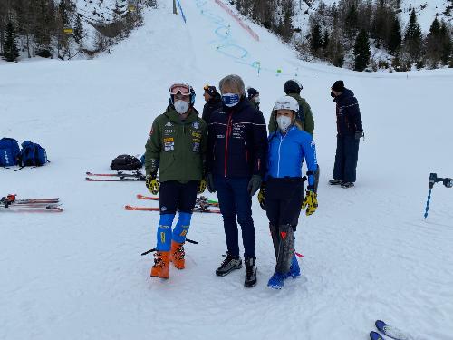 L'assessore regionale alle Attività produttive e turismo Sergio Emidio Bini assieme a Riccardo Tonetti, gigantista proveniente dal Trentino Alto Adige, e alla slalomista tarvisiana Lara Della Mea.