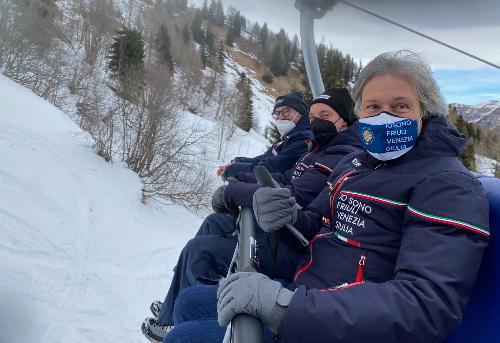 Bini assieme al direttore di PromoturismoFVG Antonio Bravo sulla seggiovia dello Zoncolan.