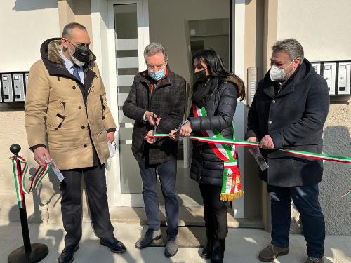 L'assessore regionale alle Infrastrutture e territorio, Graziano Pizzimenti, al taglio del nastro dei 20 alloggi di edilizia residenziale pubblica a Monfalcone 