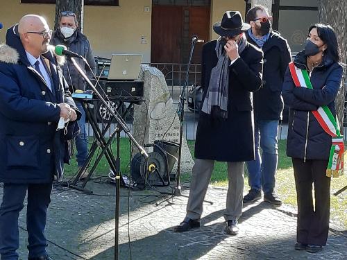 L'assessore regionale al Patrimonio Sebastiano Callari al microfono della manifestazione a Monfalcone in occasione della Giornata delle vittimi civili di guerra. A destra il sindaco Anna Maria Cisint