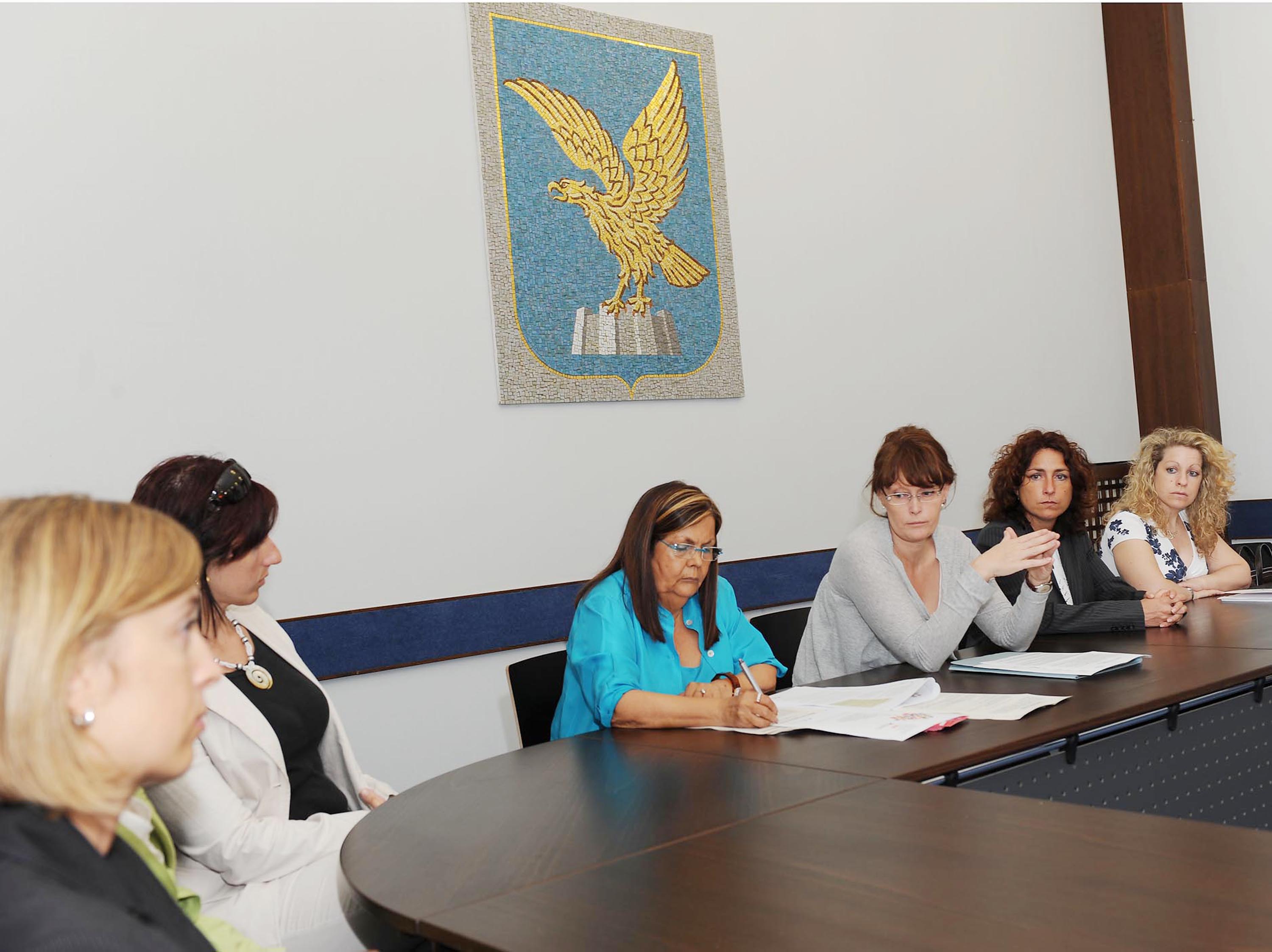 Alessia Rosolen (Assessore regionale Lavoro, Università e Ricerca, delegato Pari Opportunità e Politiche giovanili) e Grazia Vendrame (Consigliera regionale di Parità) nel corso della presentazione del progetto &quot;Lavorare in un'impresa Family friendly&quot;, a Trieste. (Trieste 17/06/09)