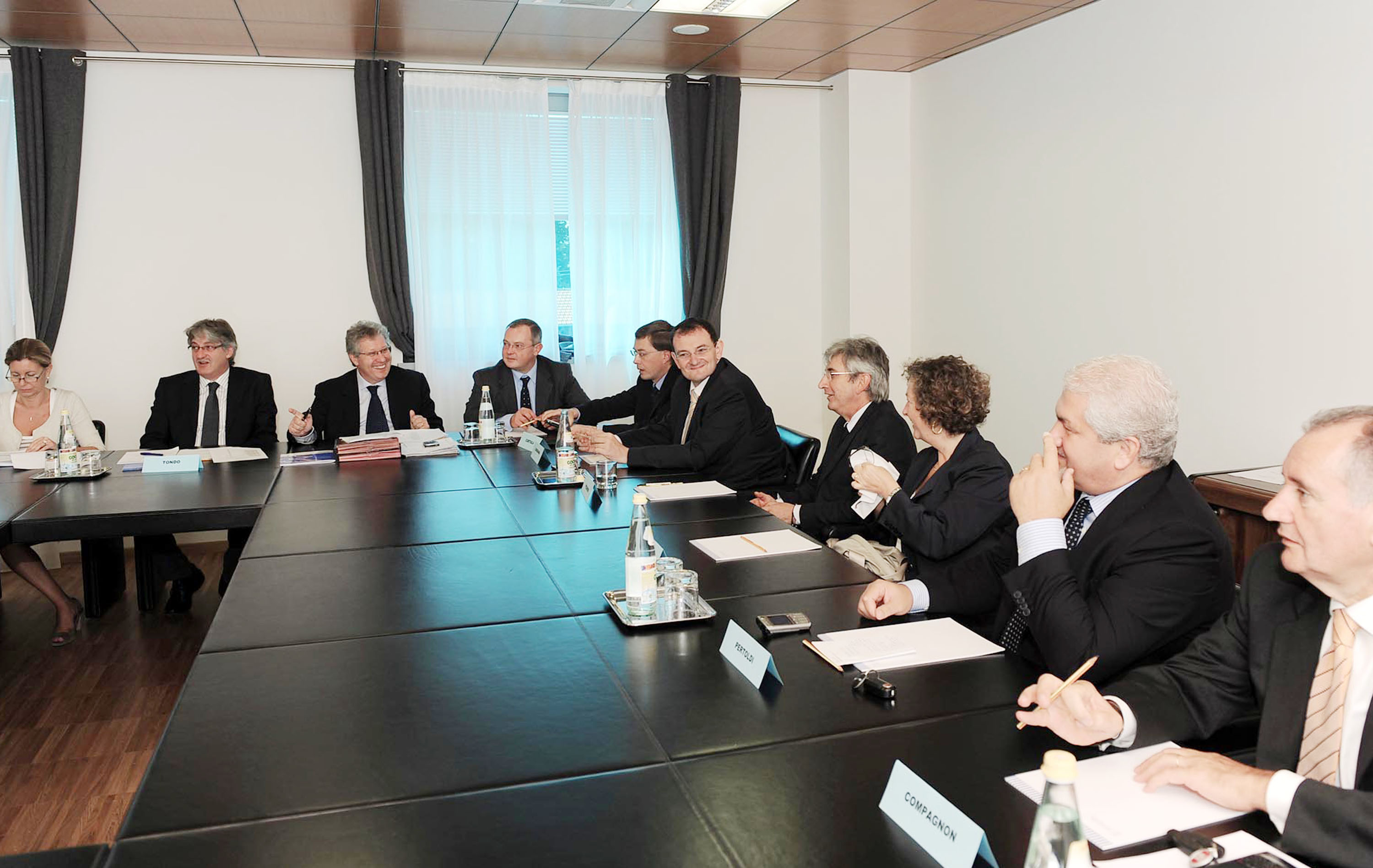 Il tavolo dell'incontro tra il presidente del Friuli Venezia Giulia Renzo Tondo e i parlamentari eletti per il FVG nella XVI legislatura della Repubblica italiana. (Udine 25/09/09)  