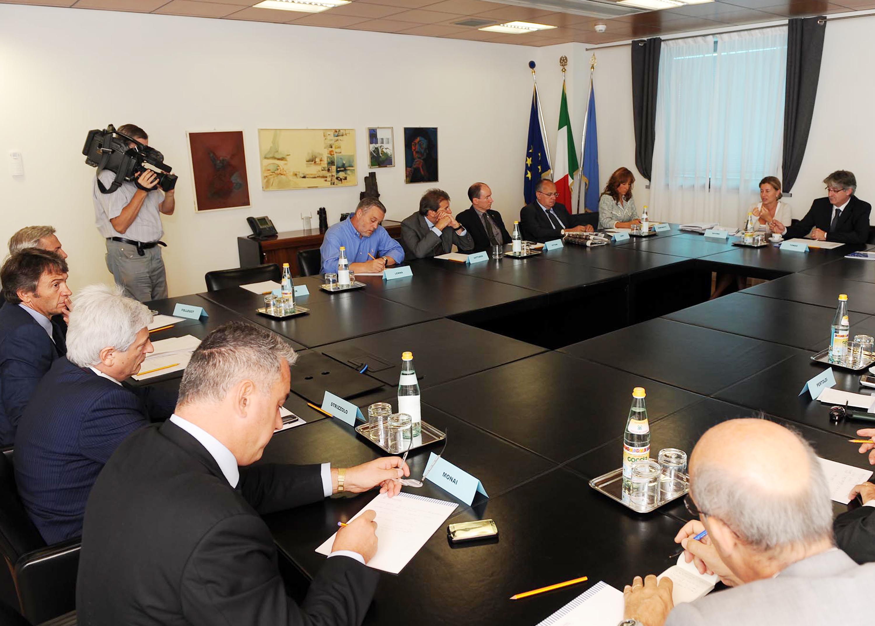 Il tavolo dell'incontro tra il presidente del Friuli Venezia Giulia Renzo Tondo e i parlamentari eletti per il FVG nella XVI legislatura della Repubblica italiana. (Udine 25/09/09)  