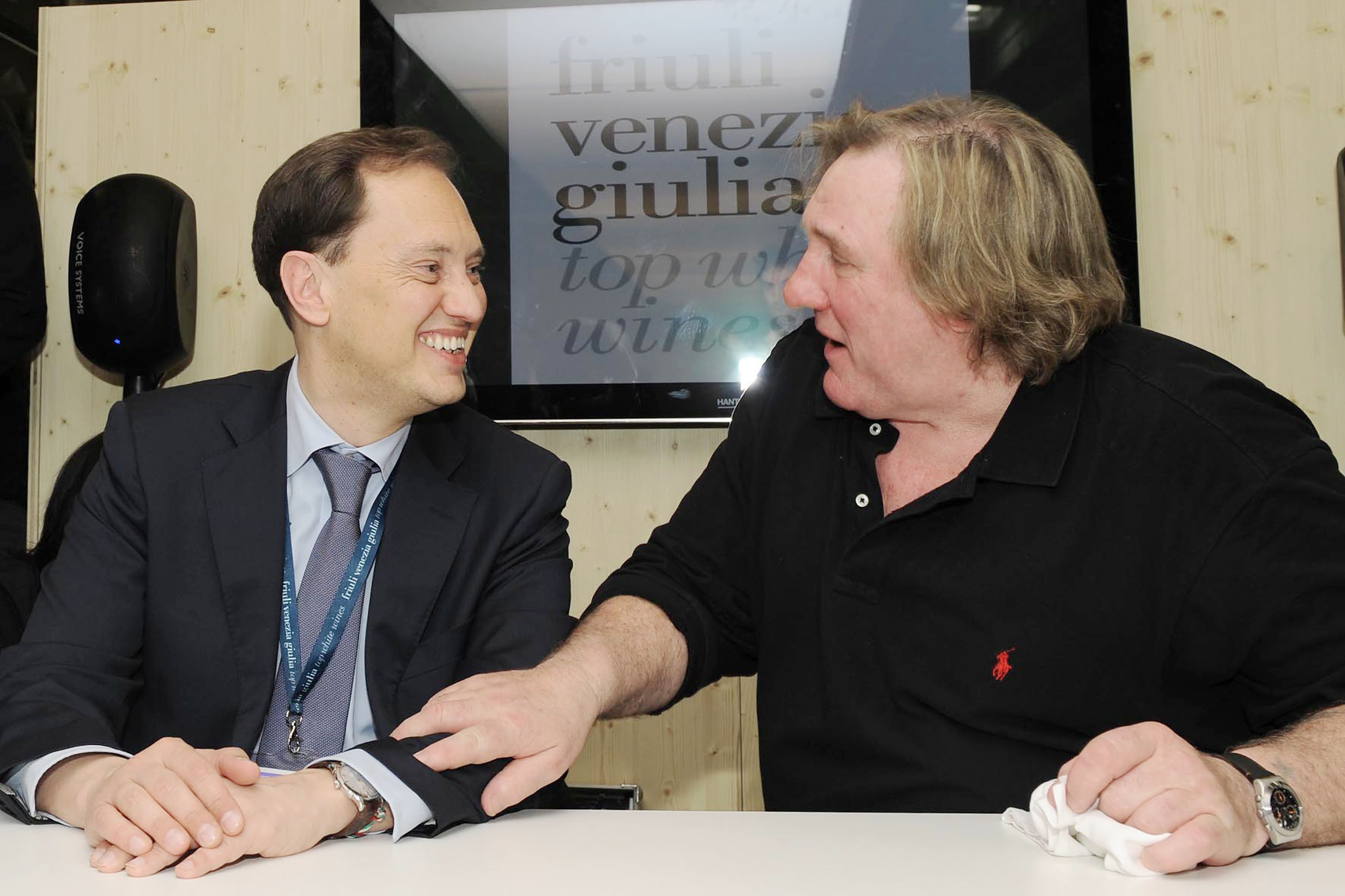 Luca Ciriani (Vicepresidente FVG e Assessore regionale Attività produttive) con Gerard Depardieu (Attore, enologo, gourmet) nello stand del Friuli Venezia Giulia alla 44a edizione di Vinitaly. (Verona 10/04/10)