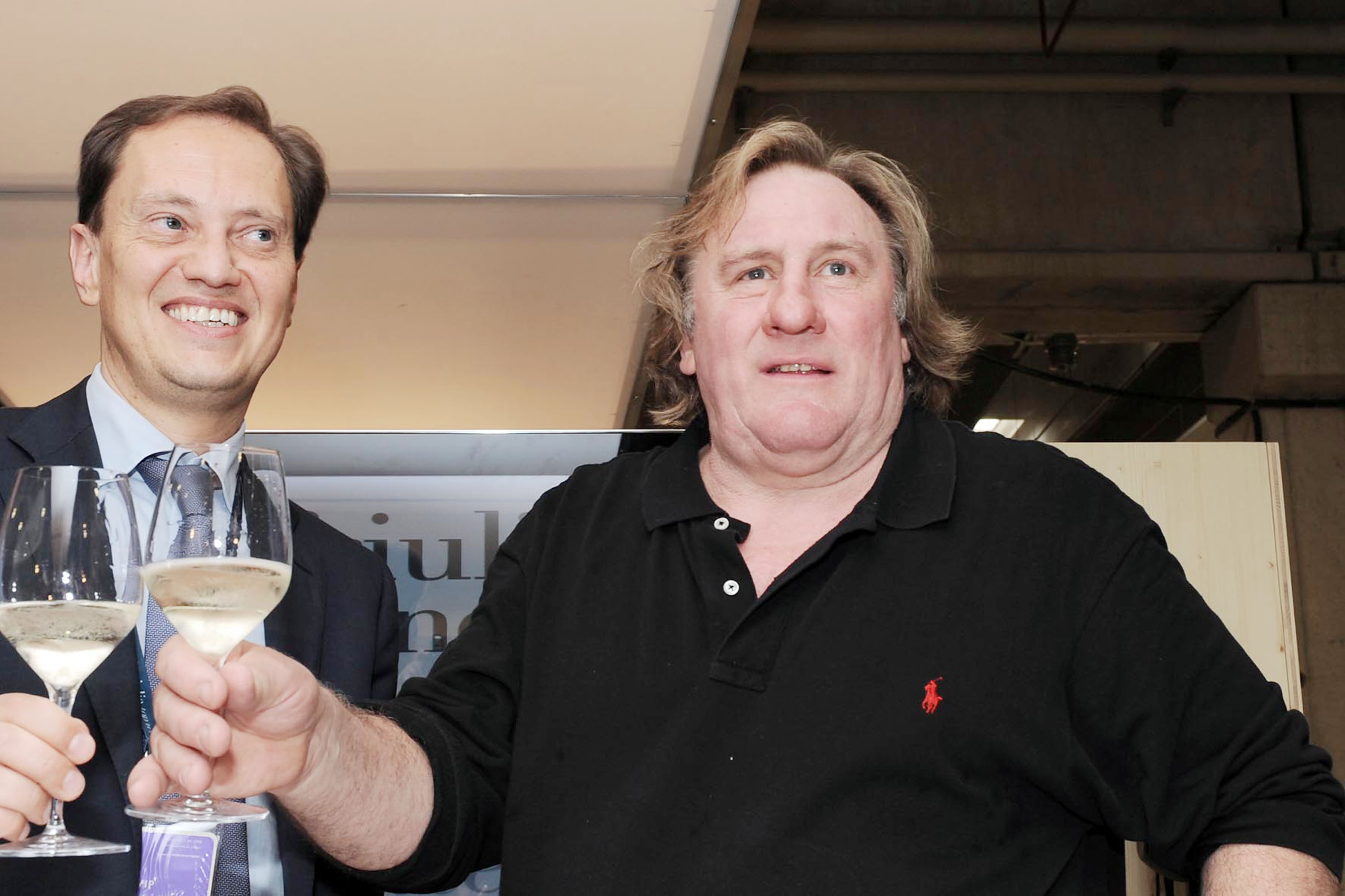 Luca Ciriani (Vicepresidente FVG e Assessore regionale Attività produttive) con Gerard Depardieu (Attore, enologo, gourmet) nello stand del Friuli Venezia Giulia alla 44a edizione di Vinitaly. (Verona 10/04/10)