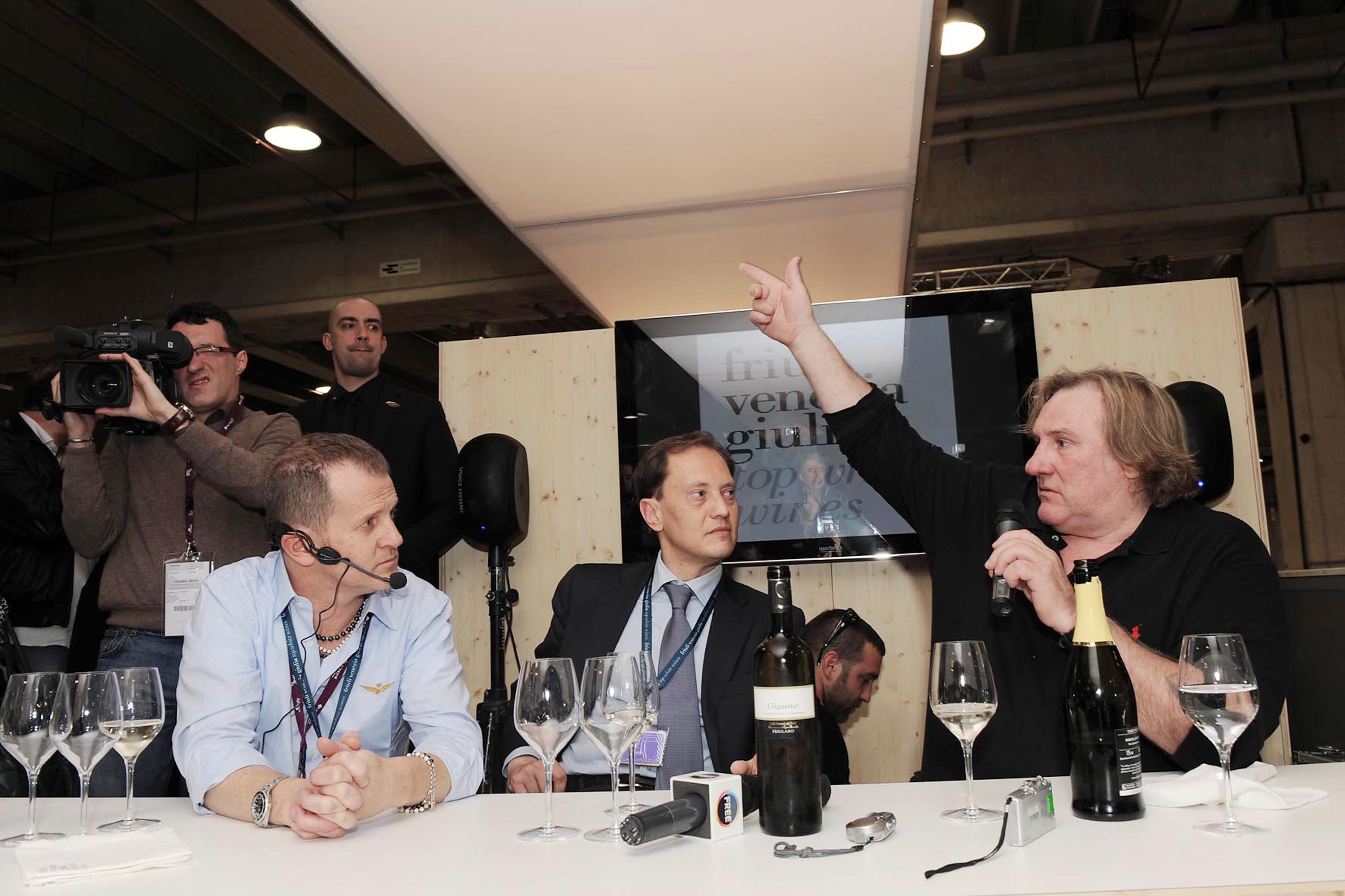 Fabrizio Nonis (Conduttore televisivo), Luca Ciriani (Vicepresidente FVG e Assessore regionale Attività produttive) e Gerard Depardieu (Attore, enologo, gourmet) nello stand del Friuli Venezia Giulia alla 44a edizione di Vinitaly. (Verona 10/04/10)