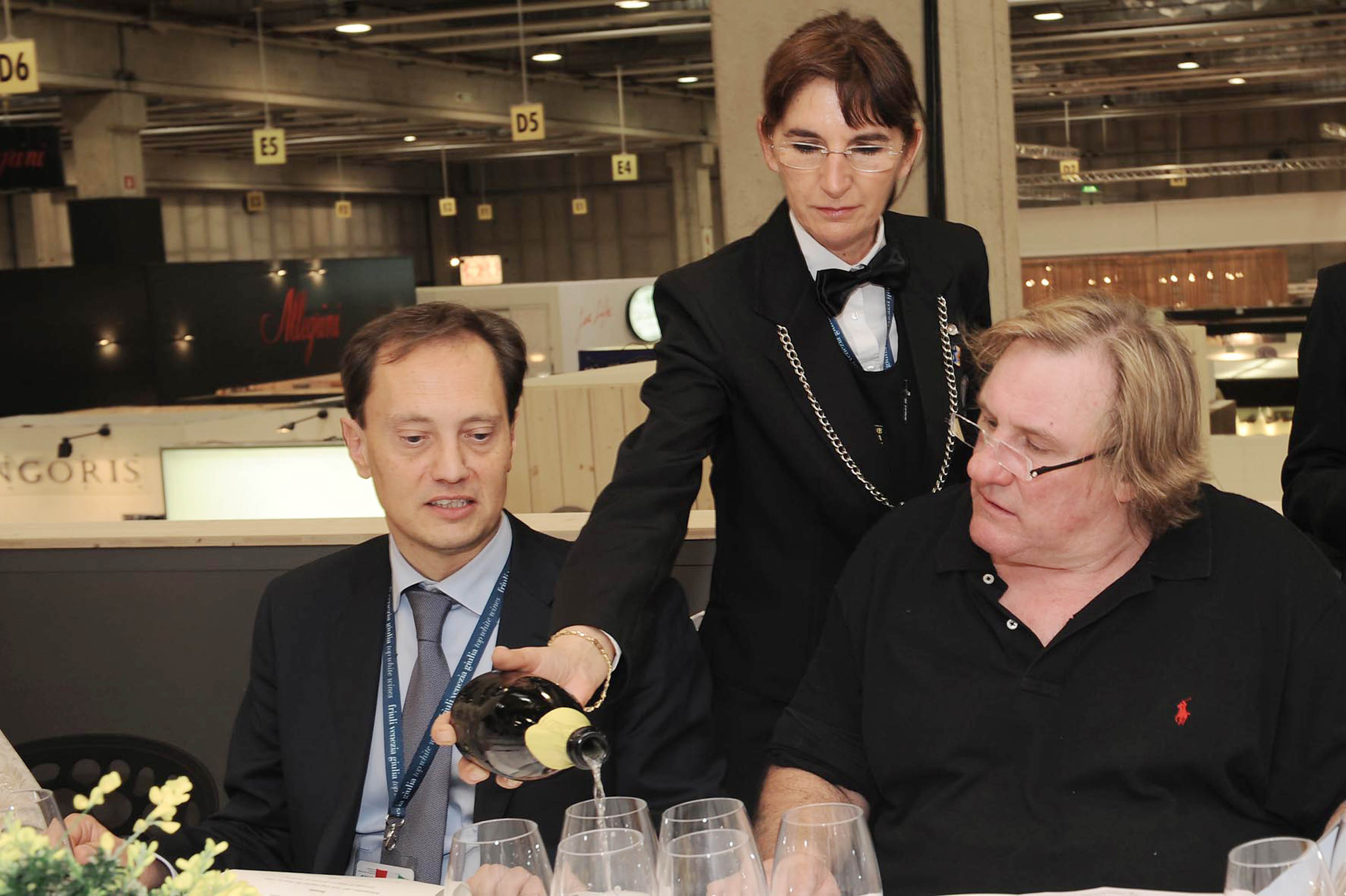 Luca Ciriani (Vicepresidente FVG e Assessore regionale Attività produttive), una sommelier e Gerard Depardieu (Attore, enologo, gourmet) nello stand del Friuli Venezia Giulia alla 44a edizione di Vinitaly. (Verona 10/04/10)