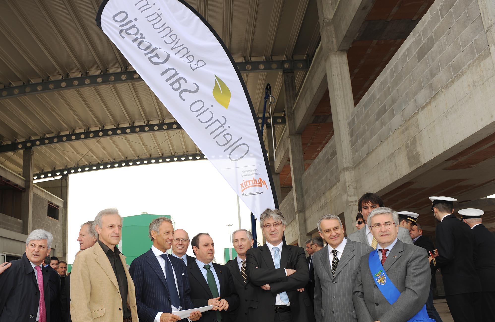 Renzo Tondo (presidente Friuli Venezia Giulia), Claudio Violino (Assessore Agricoltura) ed altre autorità durante l’inaugurazione del nujovo Oleificio San Giorgio. (S.Giorgio di Nogaro, 24/04/10)