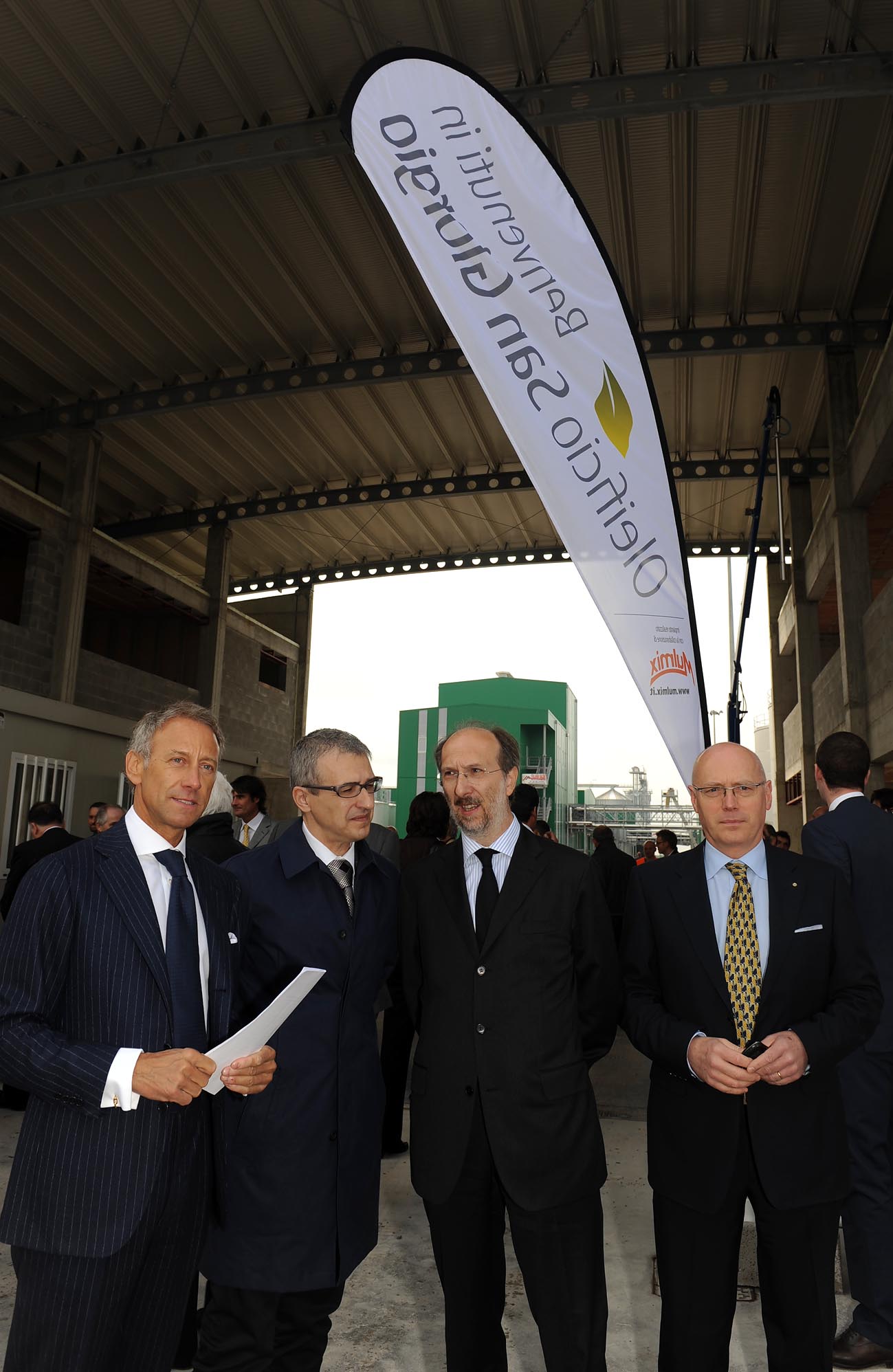 Riccardo Riccardi (Assessore Trasporti) ed altre autorità durante l’inaugurazione del nuovo Oleificio San Giorgio. (S.Giorgio di Nogaro, 24/04/10)