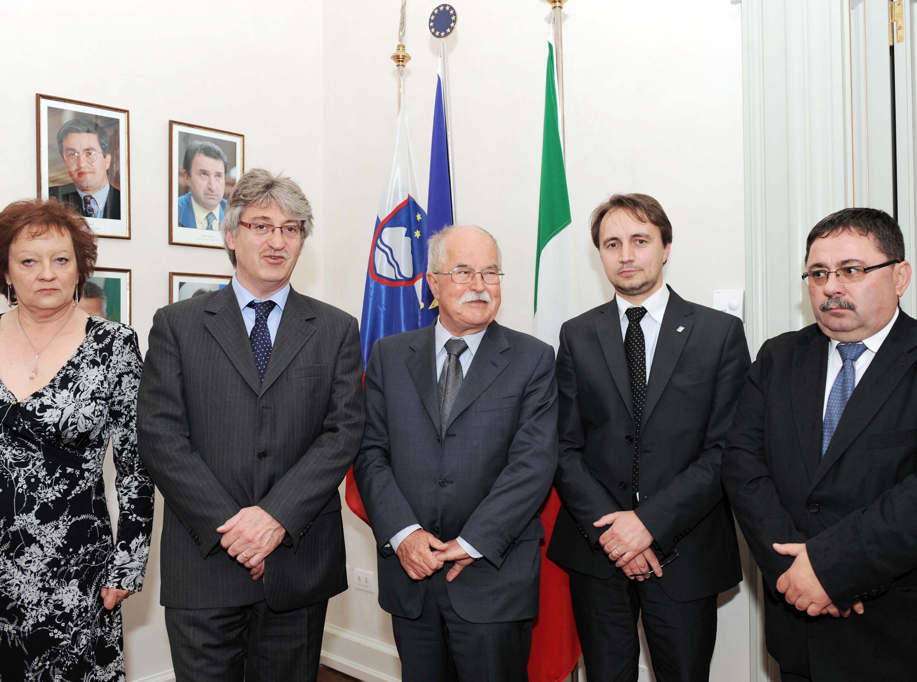 Vlasta Valencic Pelikan (Console di Slovenia a Trieste), Renzo Tondo (Presidente Friuli Venezia Giulia), Bostjan Zeks (Ministro sloveno per gli Sloveni all'Estero), Igor Gabrovec (Consigliere regionale) e Boris Jesih (Sottosegretario sloveno per gli Sloveni all'Estero) nella sede della Regione. (Trieste 04/05/10)