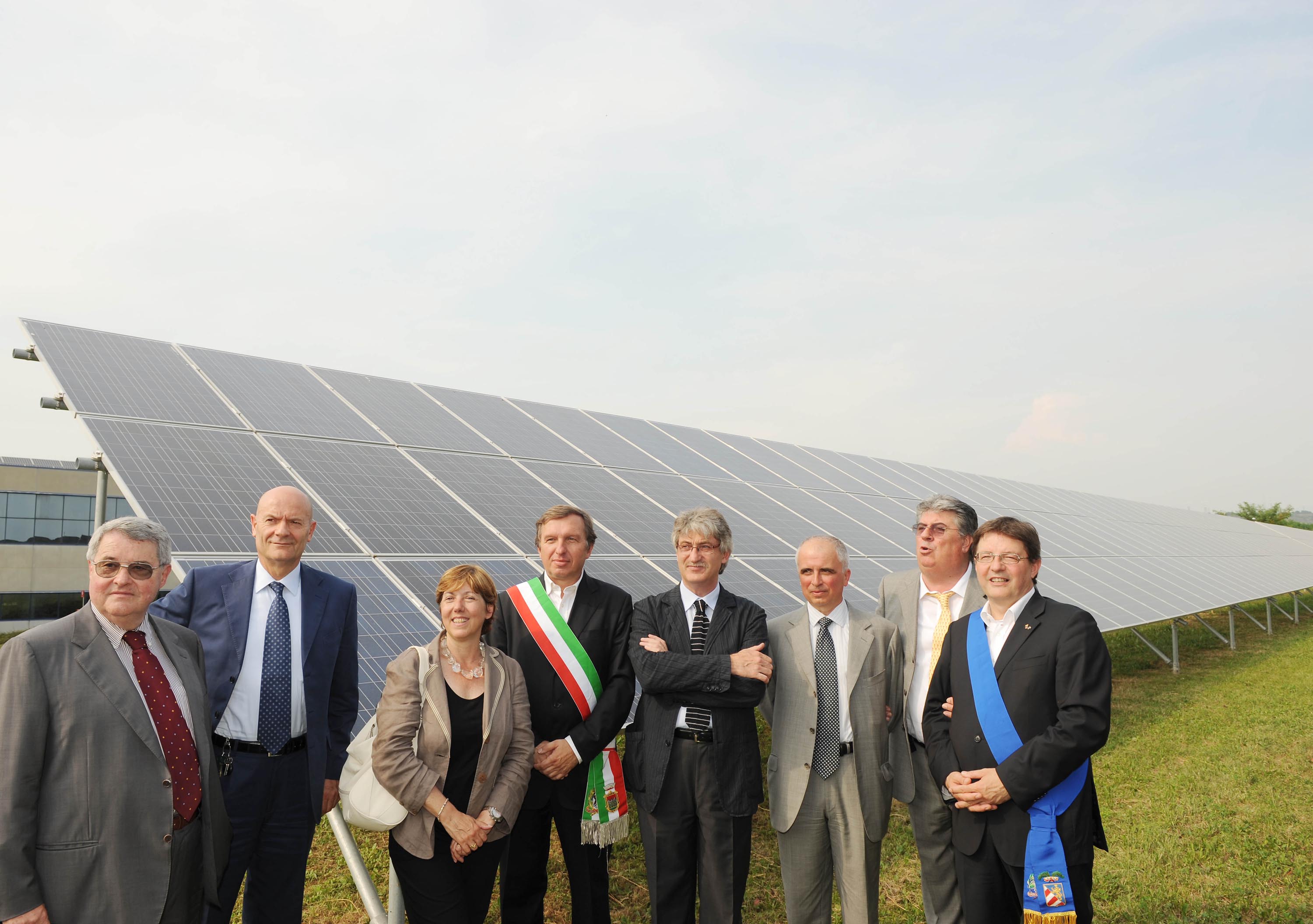 Renzo Tondo (Presidente Friuli Venezia Giulia), Maria Augusta Marrosu (Prefetto Gorizia), Enrico Gherghetta (Presidente Provincia Gorizia), Roberto Fontanot (Sindaco Ronchi dei Legionari) e Federico Marescotti (Amministratore delegato Friulia) all'inaugurazione del nuovo impianto fotovoltaico d'avanguardia realizzato dalla società MW.FEP. (Ronchi dei Legionari 02/07/10)