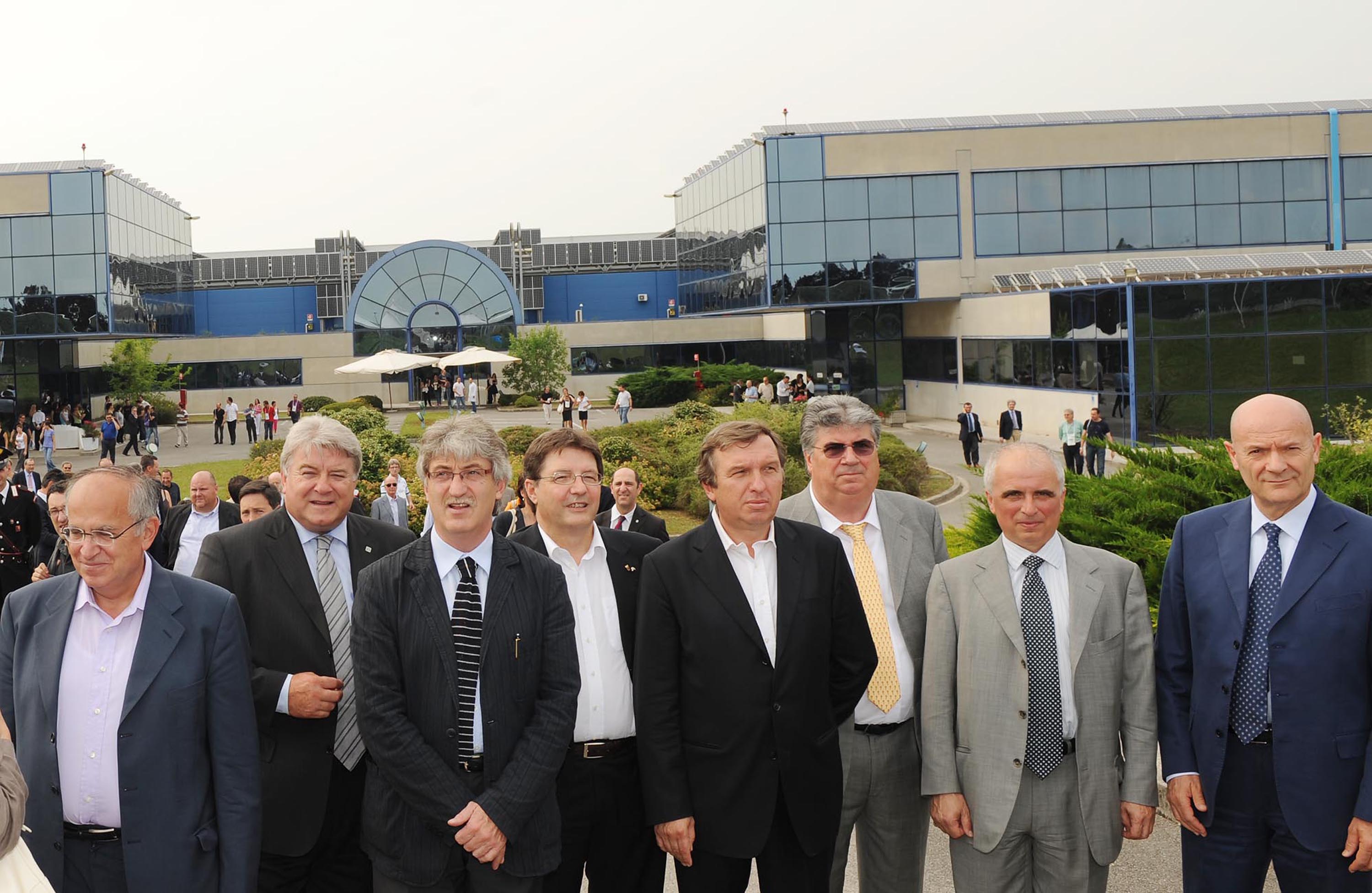 Giuseppe Saro (Senatore), Renzo Tondo (Presidente Friuli Venezia Giulia), Elio De Anna (Assessore regionale Ambiente e Lavori pubblici, delegato Attività ricreative e sportive) e Federico Marescotti (Amministratore delegato Friulia) all'inaugurazione del nuovo impianto fotovoltaico d'avanguardia realizzato dalla società MW.FEP. (Ronchi dei Legionari 02/07/10)