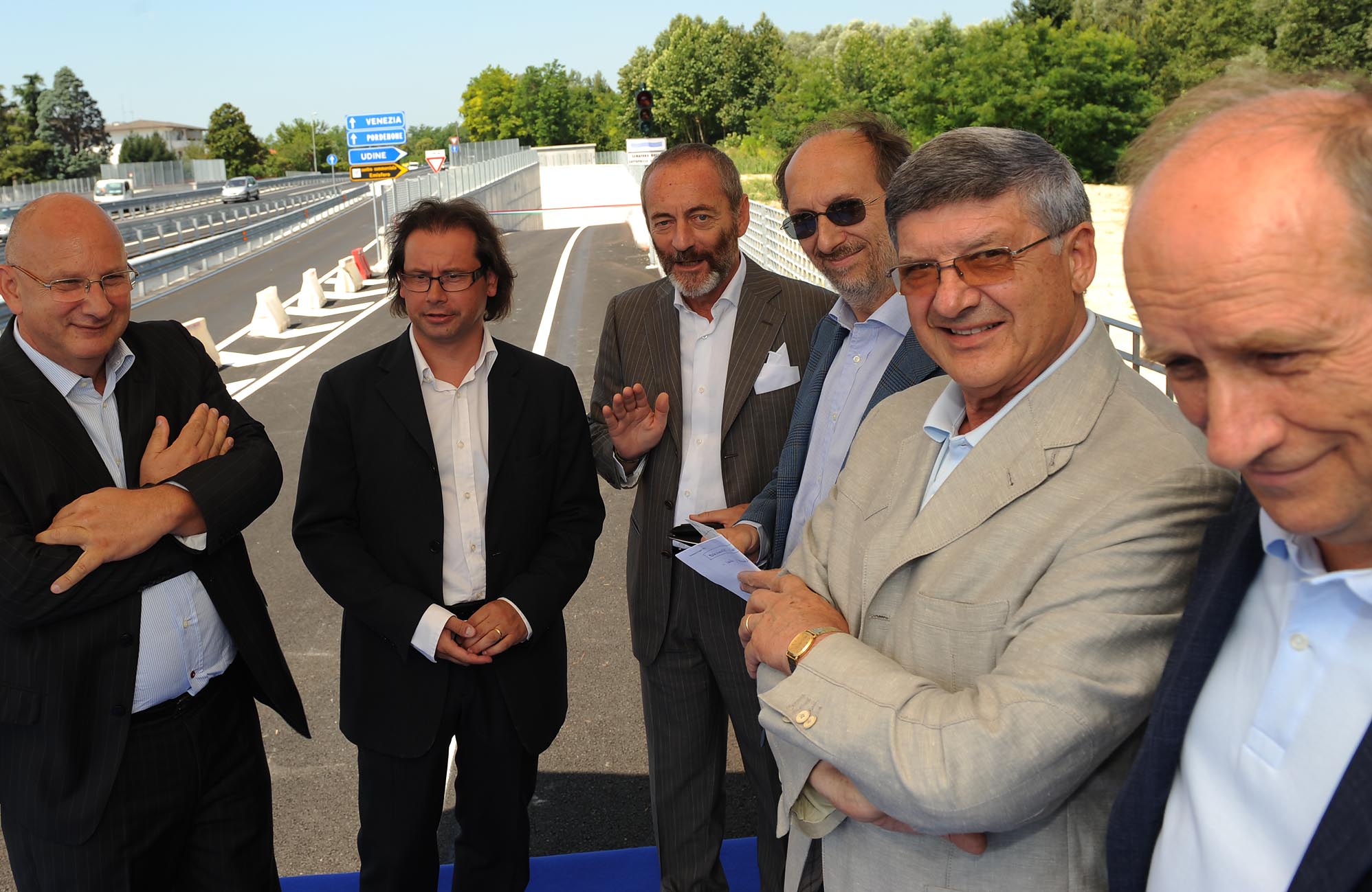 Riccardo Riccardi (assessore regionale Viabilità) con gli amministratori locali alla cerimonia di apertura del sottopasso di Zoppola (Zoppola, 20/07/2010)
