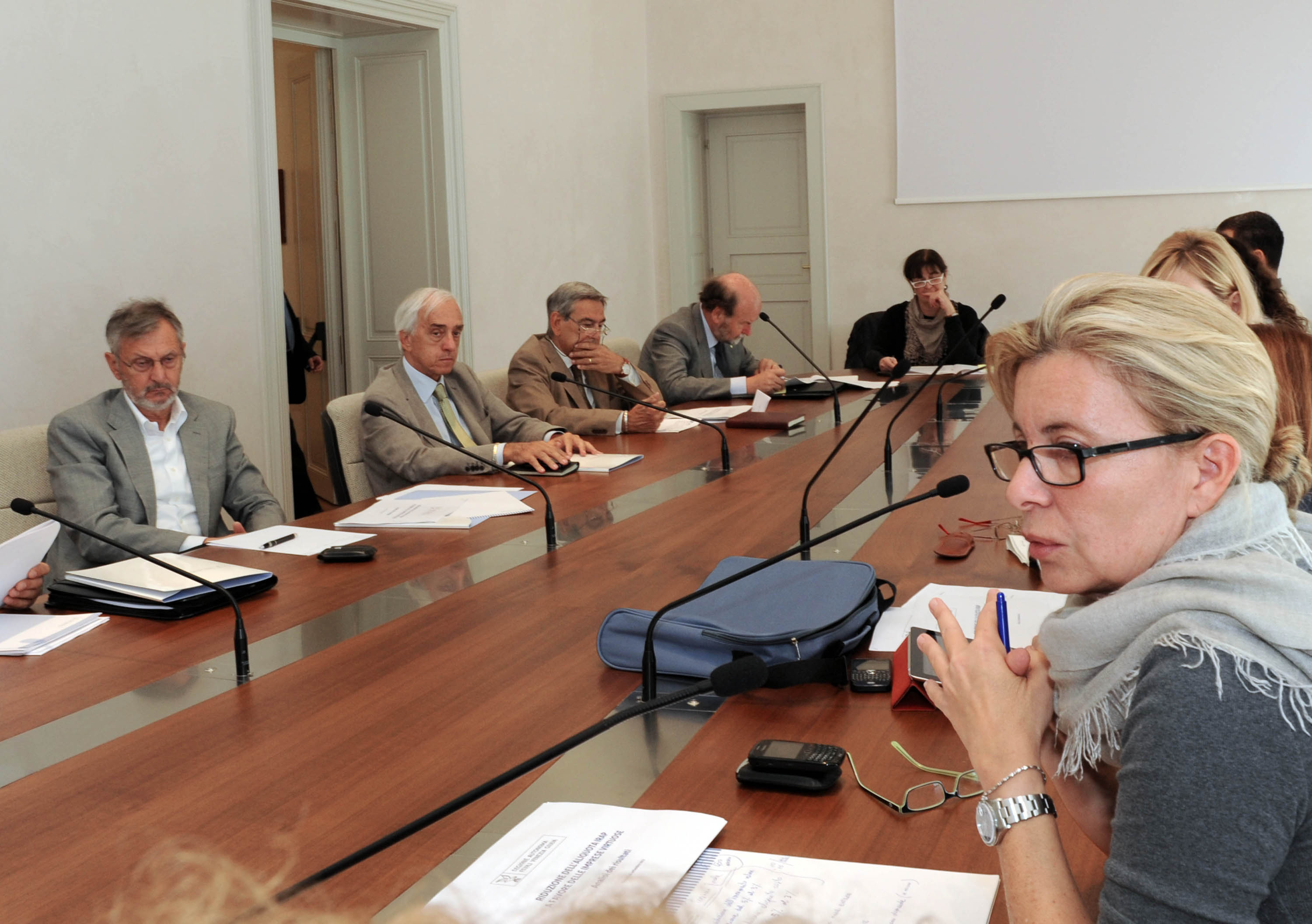 Sandra Savino (Assessore regionale Finanze) al tavolo di valutazione sulla riduzione dell'IRAP con i rappresentanti delle categorie economiche. (Trieste 20/09/11)