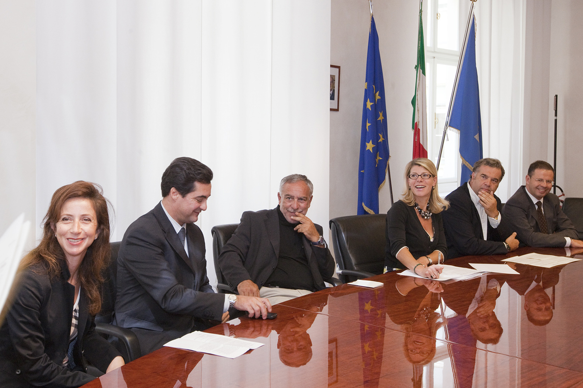 Federica Seganti (Assessore regionale Turismo) e Charlie Gnocchi (Conduttore radiofonico, ideatore Premio Cuffie d’Oro) in conferenza stampa con gli sponsor del Gran Premio nazionale della 'Comunicazione Radiofonica e Non Solo'. (Trieste 03/10/11)