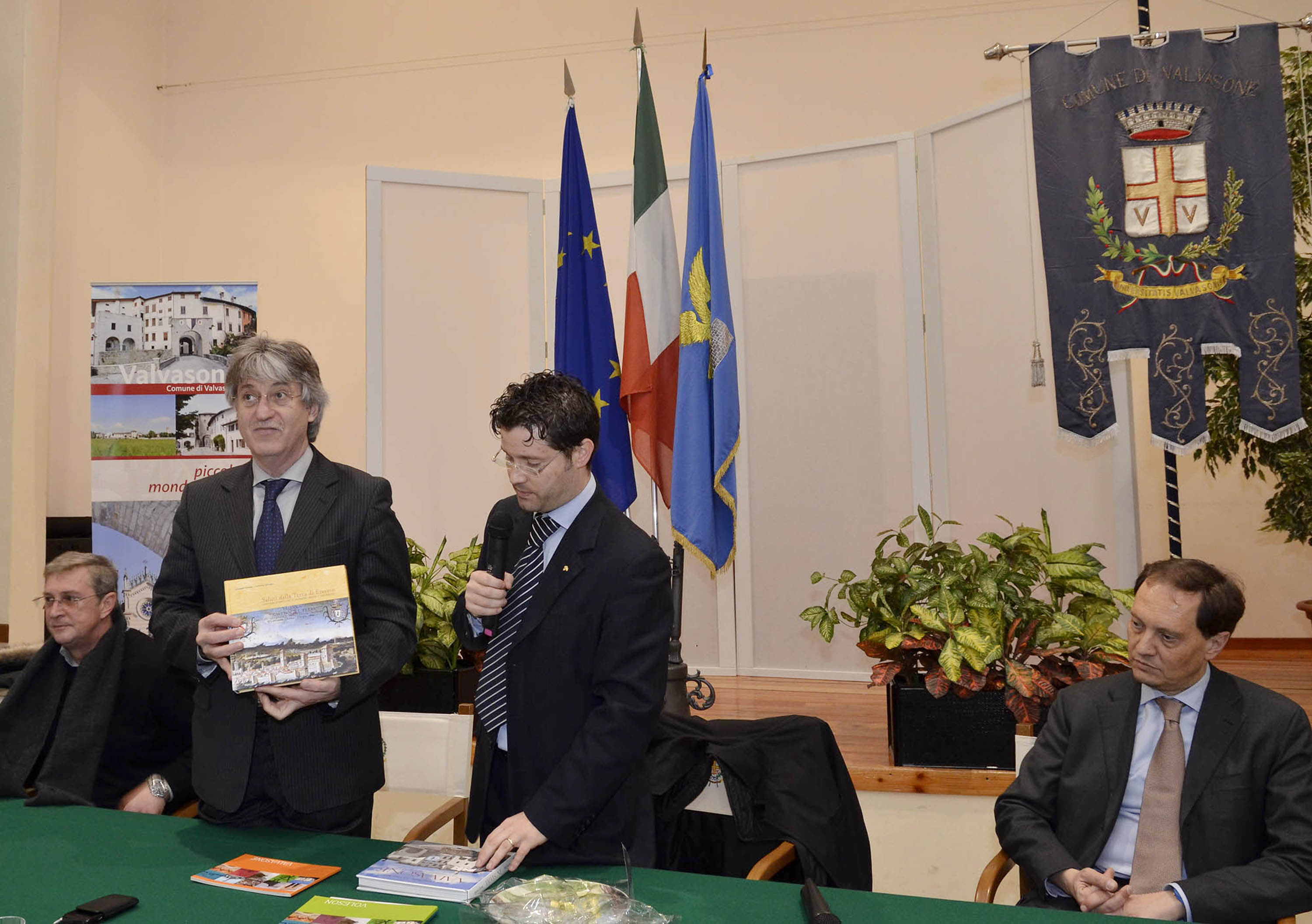 Renzo Tondo (Presidente Friuli Venezia Giulia) e Markus Murmair (Sindaco Valvasone) nella sede municipale. (Valvasone 22/02/12)