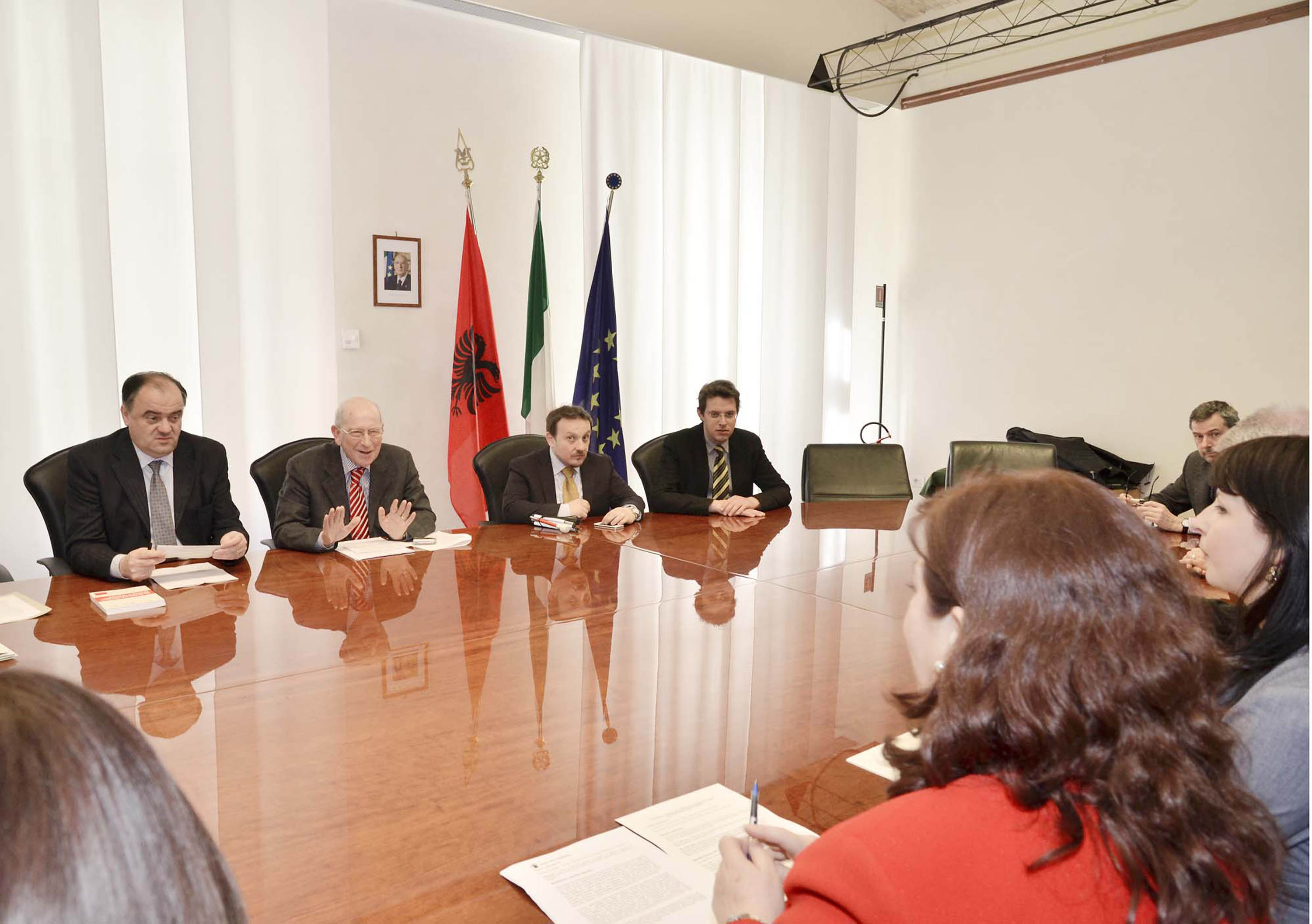 Il tavolo dell'incontro tra la delegazione albanese guidata da Nora Malaj (Viceministro Educazione e Scienza Albania) e Roberto Molinaro (Assessore Istruzione, Università, Ricerca, Cooperazione FVG) sull' &quot;Educazione inclusiva per i bambini con disabilità in Albania&quot;, nella sede della Regione. (Trieste 13/03/12)