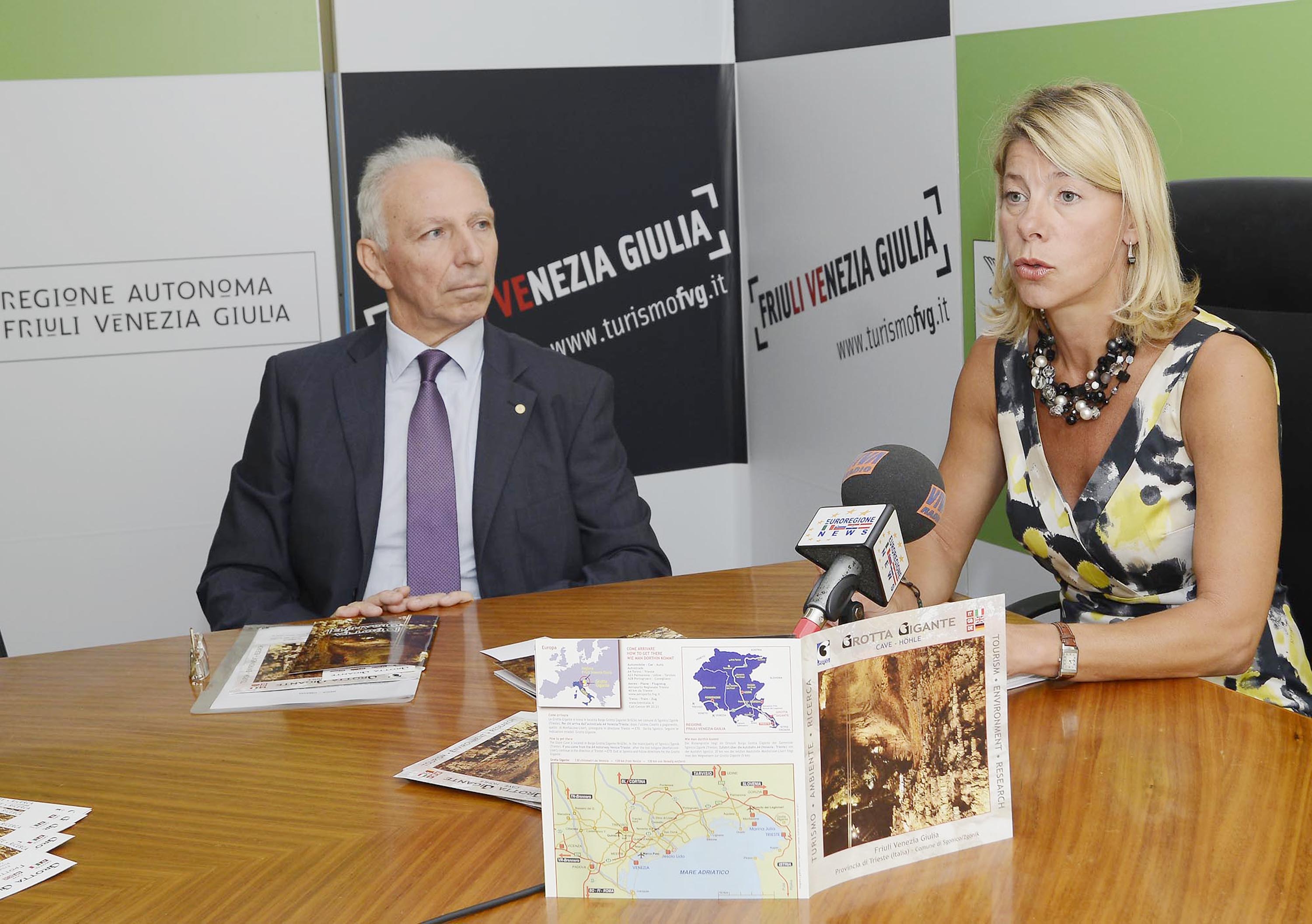 Alessio Fabbricatore (Direttore Grotta Gigante) e Federica Seganti (Assessore regionale Attività produttive) presentano il primo Congresso internazionale sulla ricerca scientifica nelle grotte turistiche (13-15/09/12 a Škocjan in Slovenia). (Trieste 12/09/12)