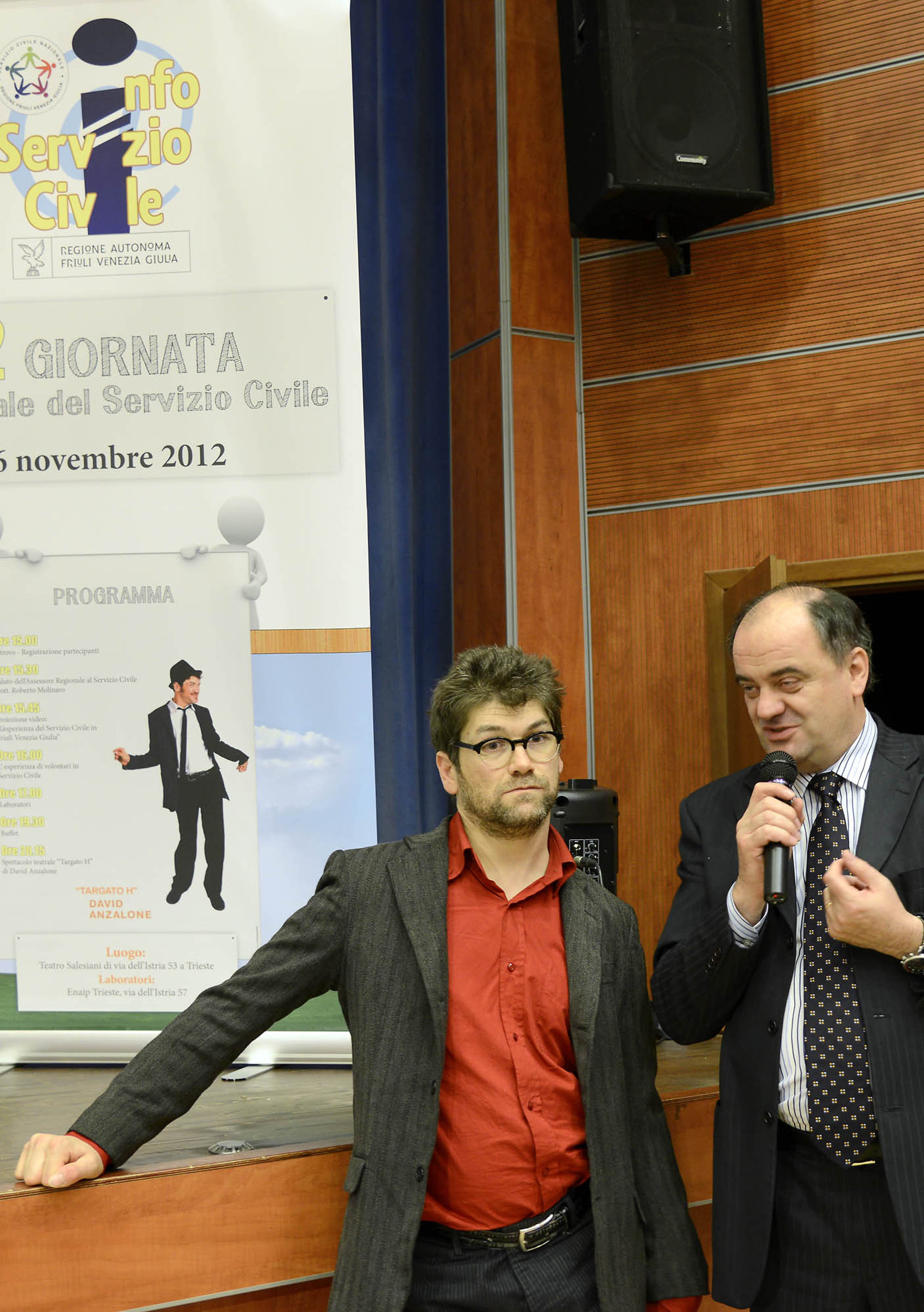 David Anzalone (Creatore spettacolo comico &quot;TargatoH&quot;) e Roberto Molinaro (Assessore regionale Istruzione, Università, Ricerca, Famiglia, Associazionismo e Cooperazione) alla II Giornata regionale del Servizio civile. (Udine 06/11/12)
