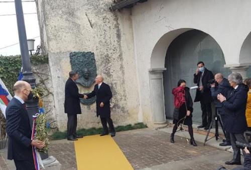 Il momento dell'inaugurazione ufficiale del monumento che ricorda il padre della Ribolla Zvonimir Simčič
