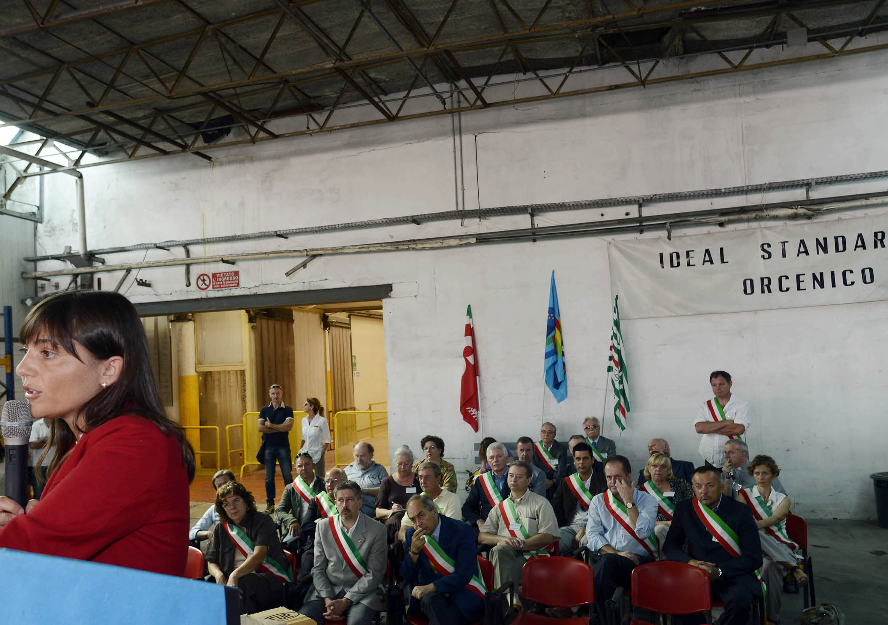 Debora Serracchiani (Presidente Friuli Venezia Giulia) interviene all'assemblea aperta convocata contro la chiusura dello stabilimento Ideal Standard. [Orcenico di Zoppola (PN) 24/07/13]