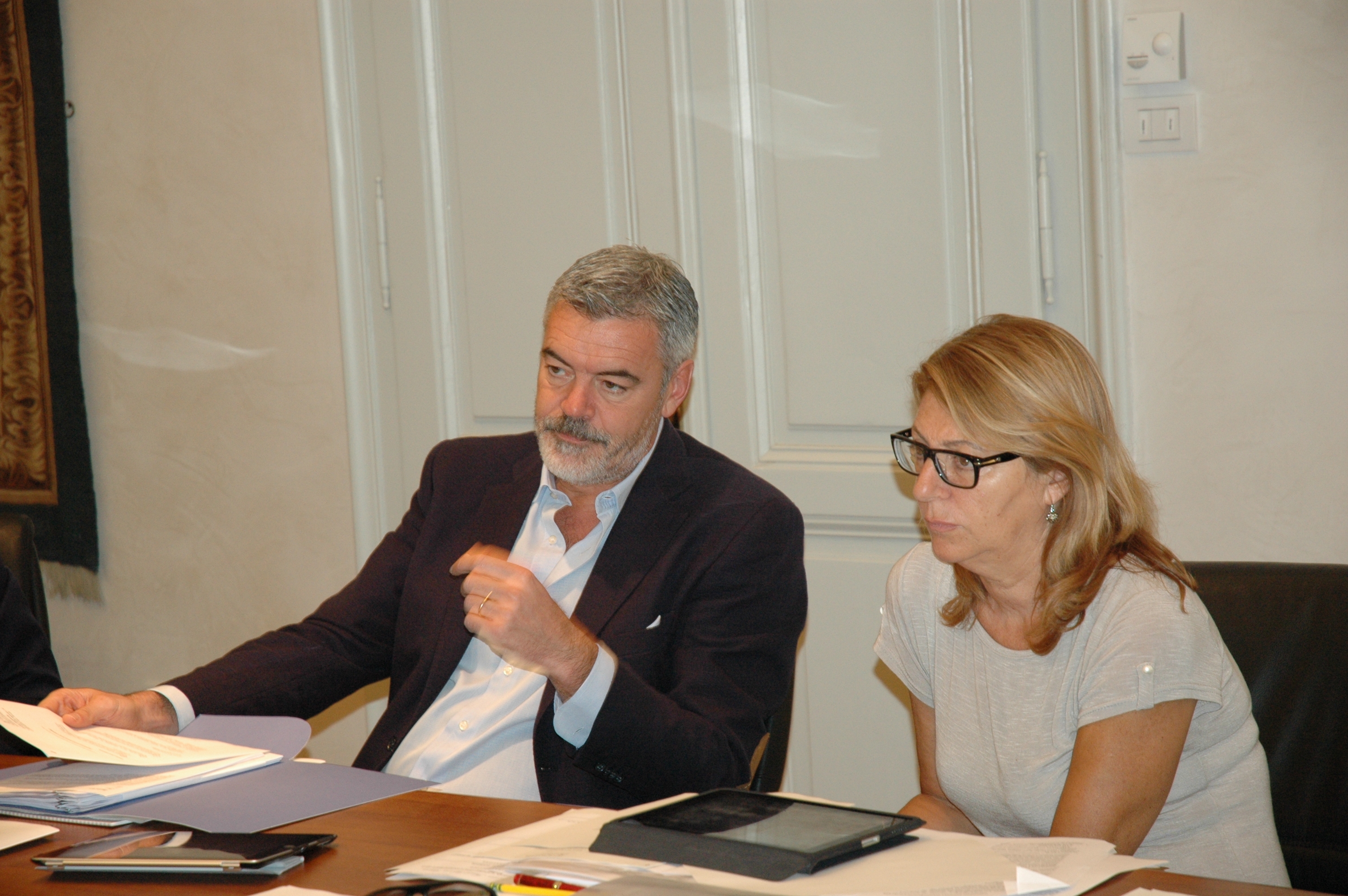 Maria Sandra Telesca (assessore regionale alle Politiche sociali) con Paolo Panontin (assessore regionale per le Autonomie locali) durante la seduta di Giunta regionale (Trieste, 09/08/13)